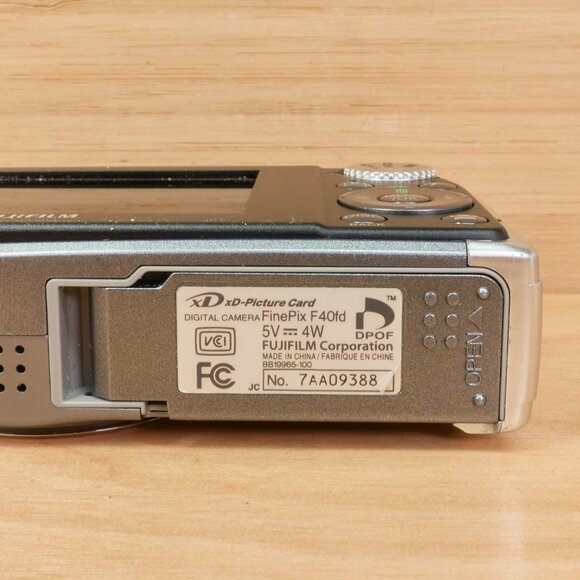Fujifilm FinePix F40fd 8.3MP Digital Camera / Silver / Tested & Working - Picture 8 of 9
